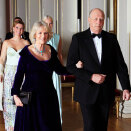 Kong Harald og Hertuginnen av Cornwall på vei inn til offisiell middag på Slottet (Foto: Lise Åserud / Scanpix)